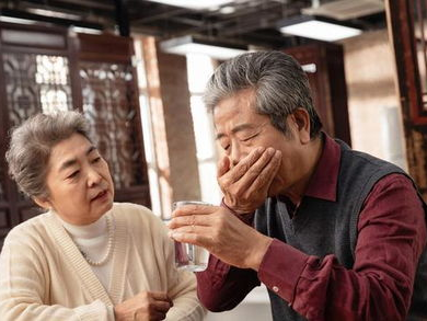 地下室里的温暖：母亲大爷10元一晚的温馨家园