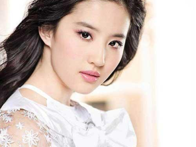 玉颜倾城：刘亦菲演绎古典美人抬头间的绝世风华