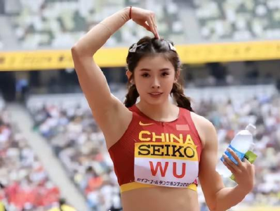吴艳妮倾情为中国女篮加油，热血沸腾的赛场瞬间