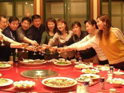 “许红豆与许红米再聚首，重温旧时光的温馨回忆”