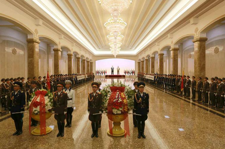 金正恩缅怀先辈，敬献花篮于金日成金正日立像
